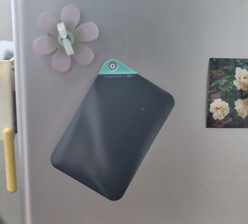 ブギーボードpaperyをマグネットで貼る1