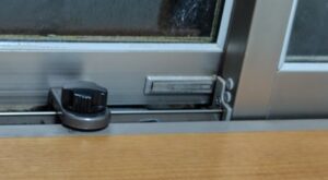 差込型窓ロックの使い方４