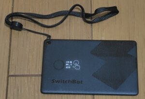 SwitchBotスマートトラッカーカードにストラップ装着