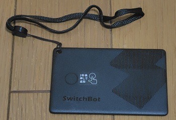 SwitchBotスマートトラッカーカードにストラップ装着
