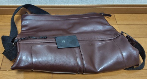 SwitchBotトラッカーカードをバッグに装着