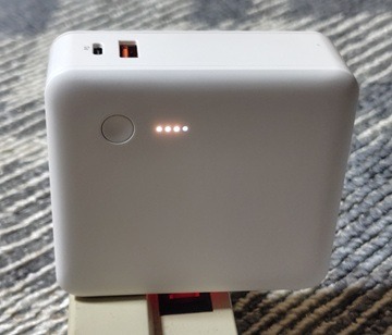 無印良品「急速充電ができるモバイルバッテリー付充電器」をコンセントで充電