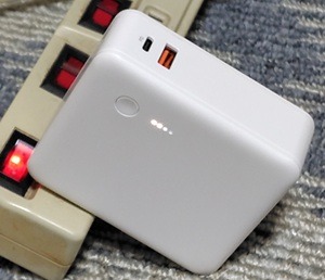 無印良品「急速充電ができるモバイルバッテリー付充電器」をコンセントで充電２