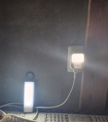 オーム電機「乾電池式フック型LEDセンサーライト」の明るさを比較