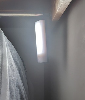 オーム電機「乾電池式フック型LEDセンサーライト」をハンガーライトに2