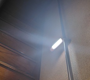 オーム電機「乾電池式フック型LEDセンサーライト」を階段手すりに設置