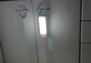 オーム電機「乾電池式フック型LEDセンサーライト」設置の様子1