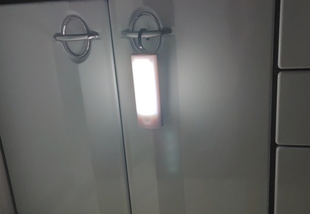 オーム電機「乾電池式フック型LEDセンサーライト」設置の様子1