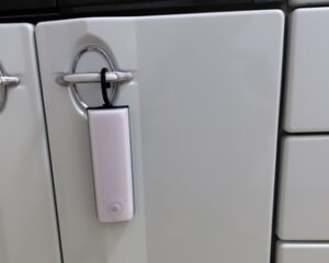 オーム電機「乾電池式フック型LEDセンサーライト」設置の様子2