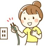 コンセントを抜く女性