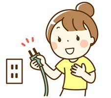 コンセントを抜く女性