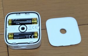SwitchBot人感センサーの電池交換の様子