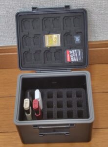 「JJC 大容量USBフラッシュメモリケース」にUSBとSDカードを収納