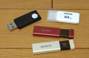 散らばったUSBメモリ