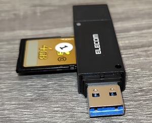 SDカードリーダーにSDカードを挿入