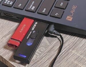 エレコム「ESD-EMA0500GBK」をノートPCのUSBポートに差し込む
