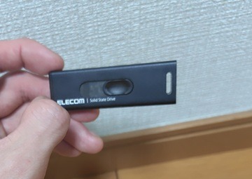 エレコム「ESD-EMA0500GBK」を持ってサイズ感を確認