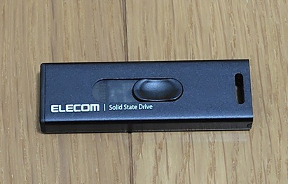 エレコム「ESD-EMA0500GBK」本体画像2コネクタ収納時