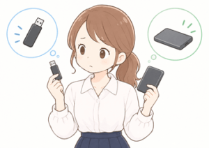 USBメモリとSSDを比較する女性