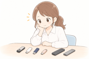 USBメモリとスティック型SSDを眺める女性