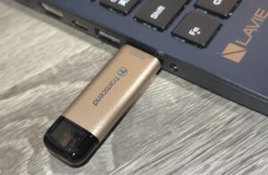 トランセンド「JetFlash 930C」をPCに接続