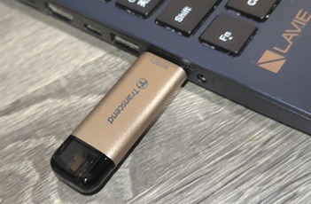 トランセンド「JetFlash 930C」をPCに接続