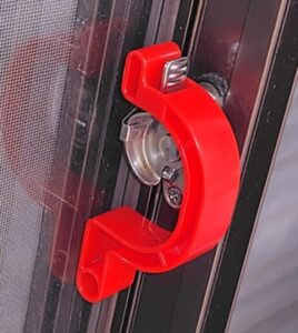 クレセント錠回転ストッパーを設置1