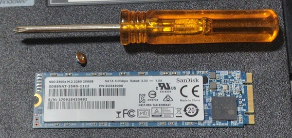 ノートPCからM.2 SSDを取り出す２