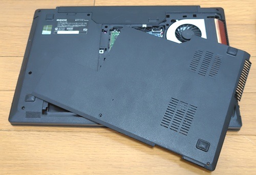 ノートPCの底面カバーを外す1