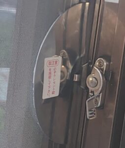 窓にクレセントガードを設置
